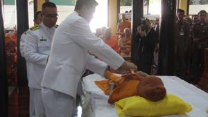 ผู้ว่าฯ ราชบุรี เป็นประธานพระราชทานน้ำหลวงสรงศพ “หลวงพ่อเอนก” มรณภาพด้วยด้วยโรคมะเร็งปอด