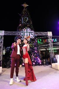 2 ซุปเปอร์สตาร์ ร่วมเปิดไฟต้นคริสต์มาส เสิร์ฟความสุขที่ โรบินสันไลฟ์สไตล์