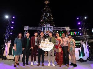 2 ซุปเปอร์สตาร์ ร่วมเปิดไฟต้นคริสต์มาส เสิร์ฟความสุขที่ โรบินสันไลฟ์สไตล์