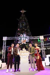 2 ซุปเปอร์สตาร์ ร่วมเปิดไฟต้นคริสต์มาส เสิร์ฟความสุขที่ โรบินสันไลฟ์สไตล์
