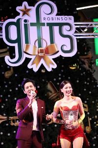 2 ซุปเปอร์สตาร์ ร่วมเปิดไฟต้นคริสต์มาส เสิร์ฟความสุขที่ โรบินสันไลฟ์สไตล์