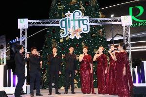 2 ซุปเปอร์สตาร์ ร่วมเปิดไฟต้นคริสต์มาส เสิร์ฟความสุขที่ โรบินสันไลฟ์สไตล์