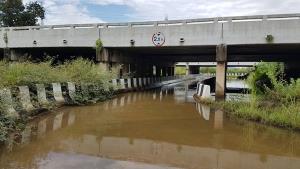 คลองหรือถนน?! น้ำท่วมจุดกลับรถลอดใต้สะพานถนนสายเอเชีย วอนหน่วยงานเร่งแก้ไข