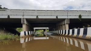 คลองหรือถนน?! น้ำท่วมจุดกลับรถลอดใต้สะพานถนนสายเอเชีย วอนหน่วยงานเร่งแก้ไข