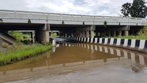 คลองหรือถนน?! น้ำท่วมจุดกลับรถลอดใต้สะพานถนนสายเอเชีย วอนหน่วยงานเร่งแก้ไข