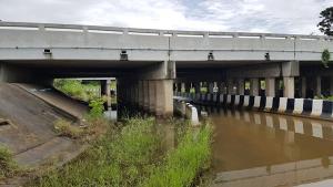 คลองหรือถนน?! น้ำท่วมจุดกลับรถลอดใต้สะพานถนนสายเอเชีย วอนหน่วยงานเร่งแก้ไข