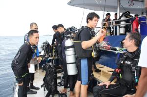 ทช.เผยภาพภารกิจกู้อวนยักษ์ที่ตกคลุมแนวปะการัง เกาะโลซิน จ.ปัตตานี ได้สำเร็จ!