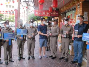 ตร.รณรงค์เฝ้าระวังอัคคีภัยช่วงตรุษจีน วางกำลังพรึ่บดูแลปชช.จับจ่ายใช้สอยย่านเยาวราช