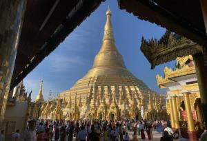 ชาวพม่าหลั่งไหลไหว้พระจุดเทียนที่เจดีย์ชเวดากองเนื่องในเทศกาลตะดิงจุ๊ต