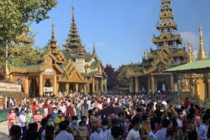 ชาวพม่าหลั่งไหลไหว้พระจุดเทียนที่เจดีย์ชเวดากองเนื่องในเทศกาลตะดิงจุ๊ต