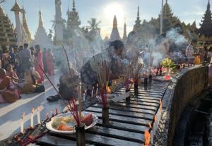 ชาวพม่าหลั่งไหลไหว้พระจุดเทียนที่เจดีย์ชเวดากองเนื่องในเทศกาลตะดิงจุ๊ต