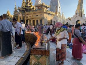 ชาวพม่าหลั่งไหลไหว้พระจุดเทียนที่เจดีย์ชเวดากองเนื่องในเทศกาลตะดิงจุ๊ต