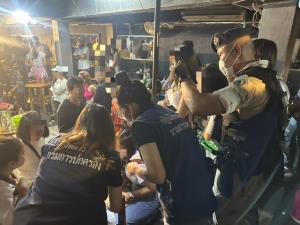 จ่อเด้ง 5 เสือปทุมวัน เซ่นปกครองจับผับเถื่อนเปิดร้านลาบบังหน้า