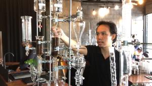 สุดแจ่ม! "บ่าฟาย"สโลว์บาร์รุ่นลูกช่างเป่าแก้วพร้อมเสิร์ฟสารพัดเครื่องดื่มคราฟต์แก้วต่อแก้วจากเครื่องกลั่นแก้วฝีมือพ่อ