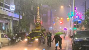 “ขบวนแห่จองพารางานปอยเหลินสิบเอ็ด”เจอฝนกระหน่ำหนัก ต้องหยุดกลางคัน-นักท่องเที่ยววิ่งหลบฝนกันวุ่น