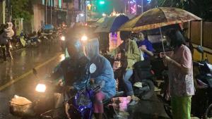 “ขบวนแห่จองพารางานปอยเหลินสิบเอ็ด”เจอฝนกระหน่ำหนัก ต้องหยุดกลางคัน-นักท่องเที่ยววิ่งหลบฝนกันวุ่น
