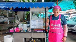 ชื่นชม-คนแห่อุดหนุน! ตำรวจเพชรบูรณ์ขี่มอเตอร์ไซค์พ่วงข้าง เร่ขายก๋วยเตี๋ยวครึ่งวันหมดเกลี้ยง