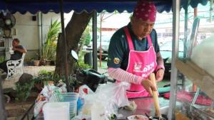 ชื่นชม-คนแห่อุดหนุน! ตำรวจเพชรบูรณ์ขี่มอเตอร์ไซค์พ่วงข้าง เร่ขายก๋วยเตี๋ยวครึ่งวันหมดเกลี้ยง