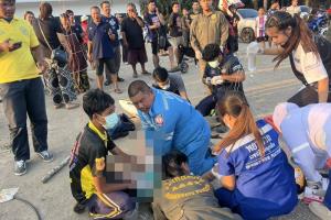 สลด!..อุบัติเหตุส่งท้ายปีเก่าต้อนรับปีใหม่ เก๋งเสียหลัก ชนกระบะ จอดข้างทาง ดับ 3 บาดเจ็บ 3