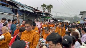 สังขละบุรีคึกคักรับปีใหม่ นักท่องเที่ยวแห่ตักบาตรสะพานมอญ คาดเงินสะพัด 150–200 ล้าน
