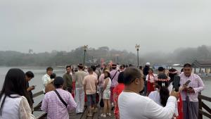 สังขละบุรีคึกคักรับปีใหม่ นักท่องเที่ยวแห่ตักบาตรสะพานมอญ คาดเงินสะพัด 150–200 ล้าน