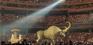 "ไช่ อีหลิน" ขี่งูยักษ์เปิดคอนเสิร์ตสุดตระการตา ผู้ชมกว่า 9 หมื่นคนกรี๊ดลั่นฮอลล์