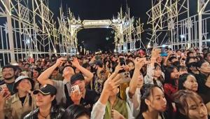 นทท.คึกคักร่วม CHIANG MAI COUNTDOWN 2026 ชมซุ้มไฟประดับสะพานนวรัฐและการแสดงพร้อมจุดพลุรับปีใหม่69