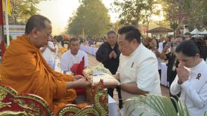 ผู้ว่าฯ อยุธยานำชาวกรุงเก่า ตักบาตรพระ 573 รูป รับศักราชใหม่ 2569 เสริมสิริมงคลเมืองมรดกโลก