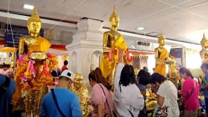แม่กลองคึกคัก! แห่ไหว้ “หลวงพ่อบ้านแหลม” รับศักราชใหม่ 2569 ตลาดแตก เงินสะพัดตั้งแต่เช้า