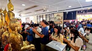 แม่กลองคึกคัก! แห่ไหว้ “หลวงพ่อบ้านแหลม” รับศักราชใหม่ 2569 ตลาดแตก เงินสะพัดตั้งแต่เช้า