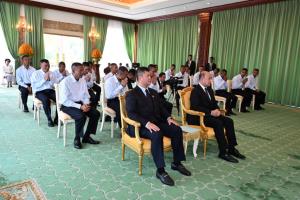 กษัตริย์สีหมุนีให้ 18 ทหารกัมพูชาเข้าเฝ้าฯ ทรงยกย่องเป็นวีรบุรุษของชาติ พระราชทานเงินช่วยเหลือ 20 ล้านเรียล
