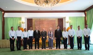 วีรบุรุษแห่งชาติ! 'กษัตริย์กัมพูชา' ต้อนรับทหารเชลย 18 นาย พระราชทานเงินทำขวัญรายละ 157,000 บาท