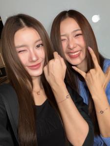 น้ำตาล ทิพนารี และ ฟิล์ม รชานันท์ เผยโมเมนต์อบอุ่น กับสร้อยข้อมือคู่จาก FRED Jewelry