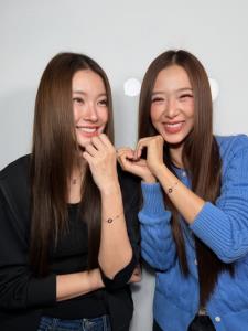 น้ำตาล ทิพนารี และ ฟิล์ม รชานันท์ เผยโมเมนต์อบอุ่น กับสร้อยข้อมือคู่จาก FRED Jewelry
