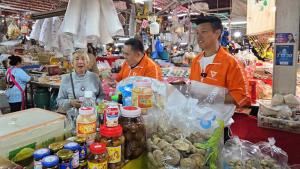 “เท้ง” ลุยตลาดสดโคราชหาเสียงช่วย ผู้สมัคร ส.ส. เขต 1 โอ่พร้อมตั้งรบ.พรรคเดียว อ้างเคลียร์ผู้สมัครเทาค่ายส้มหมดแล้ว