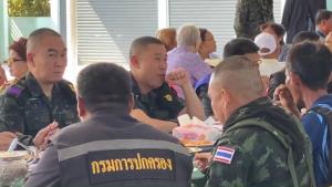 แม่ทัพภาคที่ 1 ลงพื้นที่บ้านหนองจานร่วมรับประทานอาหารกับชาวบ้านเป็นมื้อแรกหลังยึดพื้นที่คืนได้เบ็ดเสร็จ