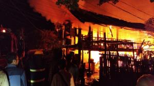 ชาวบ้านเนปิดอว์ปิ้งปลาฉลองปีใหม่ สะเก็ดไฟลามเผาเรือนกว่า 60 หลัง