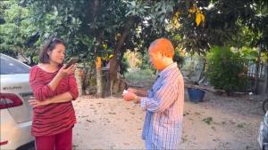 สุดเฮง! แม่ค้าขายกับข้าวลำพูนถูกรางวัลที่ 1 รับ 12 ล้าน
