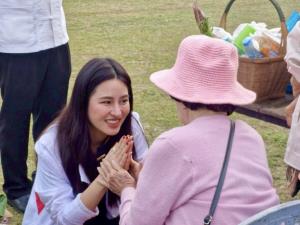 การเมืองลำปางเริ่มร้อน! “ธนาธร” ช่วยหาเสียงชี้อดีต ส.ส.แต่งงานย้ายเข้า พท.โดนสะใภ้เสื้อแดงร่ายยาวสวน