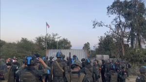 เขมรแห่ถ่ายคลิป! รถทหารไทยจอดเสียทิ้งกลางหมู่บ้านไปรจัน เพจดังคาด เสียหายจนเอากลับมาไม่ได้