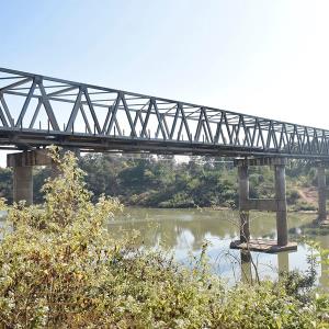 สะพานยาว 210 เมตร ข้ามแม่น้ำเซโดน ที่เมืองคงเซโดน แขวงสาละวัน สร้างมา 10 ปีแล้ว แต่ยังไม่เสร็จ