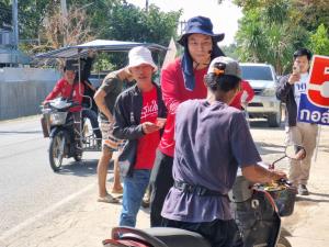 กอล์ฟ “อัครนันท์” ผู้สมัคร สส. เขต 1 เบอร์ 5 กาญจนบุรี พรรคเพื่อไทย เคาะประตูบ้าน ชูนโยบายประกันกำไรสินค้าเกษตร 30% ปชช.ให้กำลังใจล้น