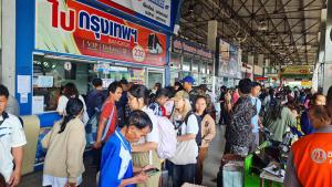 สถานีโคราชประตูอีสานแน่น! ปชช.แห่เข้ากรุงเร่งกลับไปทำงานหลังฉลองปีใหม่ ขณะ “ถ.มิตรภาพ” รถมากแต่เคลื่อนตัวได้