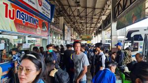 สถานีโคราชประตูอีสานแน่น! ปชช.แห่เข้ากรุงเร่งกลับไปทำงานหลังฉลองปีใหม่ ขณะ “ถ.มิตรภาพ” รถมากแต่เคลื่อนตัวได้
