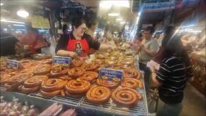"กาดทุ่งเกวียน" คนล้น นักท่องเที่ยวกลับกรุงแห่แวะซื้อของฝาก