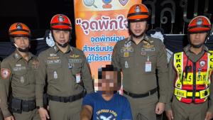 ตำรวจจราจรรวบคาด่านตรวจ ชายมีพิรุธขับรถยนต์พกปืน