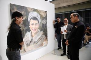 วธ.เปิดนิทรรศการศิลปะน้อมถวายอาลัยสมเด็จพระพันปีหลวง ชมฟรีที่หอศิลป์ฯ ราชดำเนิน