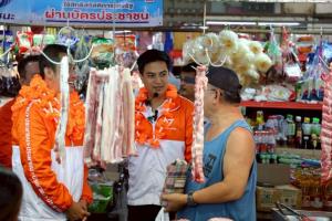 “พริษฐ์” ลุยตลาดลาดกระบัง ช่วย “ชุมพล” หาเสียง หวังปักธงส้มเขต 20 กทม.หลังแพ้คราวก่อนแค่ 4 คะแนน
