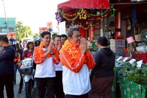 “พริษฐ์” ลุยตลาดลาดกระบัง ช่วย “ชุมพล” หาเสียง หวังปักธงส้มเขต 20 กทม.หลังแพ้คราวก่อนแค่ 4 คะแนน