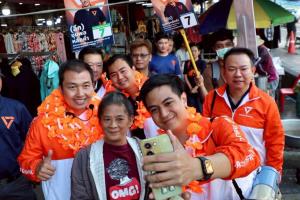 “พริษฐ์” ลุยตลาดลาดกระบัง ช่วย “ชุมพล” หาเสียง หวังปักธงส้มเขต 20 กทม.หลังแพ้คราวก่อนแค่ 4 คะแนน